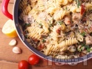Рецепта Фузили паста със свинско месо и сос от сметана, гъби печурки, спанак, мариновани сушени домати и маслини